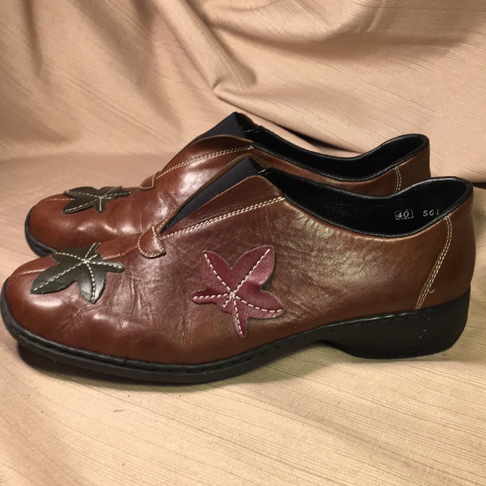 Rieker leather leaf appliqué, expands, distressed